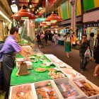 Piața Omicho, situată în inima orașului Kanazawa, găzduiește peste 170 de magazine și este renumită pentru peștele proaspăt, fructele de mare și produsele locale, îmbinând tradiția cu aromele japoneze.