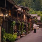 Sanmachi-suji este cartierul istoric și inima orașului Takayama, cu străzi pietruite și case din lemn din perioada Edo. Plin de magazine tradiționale, crame de sake și hanuri, păstrează farmecul vremurilor de altădată.