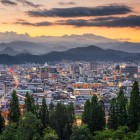 Takayama, situat în Alpii japonezi, este un oraș istoric renumit pentru arhitectura sa tradițională, temple, piețele în aer liber și festivalurile sezoniere pline de cultură.