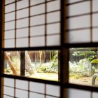 Pereții din hârtie de orez ai unui ryokan din Takayama creează o atmosferă autentică, în timp ce oaspeții savurează preparate tradiționale locale, realizate cu ingrediente proaspete și de calitate.