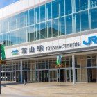 Gara feroviară din Toyama este locul unde se face schimbul, luând trenul rapid care durează aproximativ două ore pentru a ajunge la Takayama.