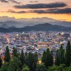 Takayama, situat în Alpii japonezi, este un oraș istoric renumit pentru arhitectura sa tradițională, temple, piețele în aer liber și festivalurile sezoniere pline de cultură.