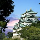 Castelul Nagoya, simbol al orașului, impresionează prin acoperișurile aurite și arhitectura sa feudală elegantă. A fost reședința shogunilor Tokugawa în perioada Edo.