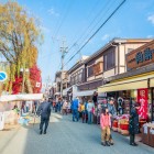 Piața de dimineață Miyagawa, situată în inima orașului Takayama, de-a lungul malurilor pitorești ale râului Miyagawa, oferă o varietate fascinantă de produse proaspete, delicii culinare și suveniruri artizanale.