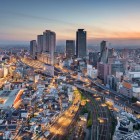 Nagoya, o metropolă dinamică din centrul Japoniei, îmbină armonios tradiția cu inovația prin castele istorice, muzee, bucătărie locală și o industrie auto importantă.