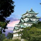 Castelul Nagoya, simbol al orașului, impresionează prin acoperișurile aurite și arhitectura sa feudală elegantă. A fost reședința shogunilor Tokugawa în perioada Edo.