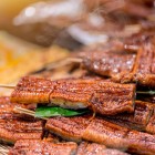 Printre delicatesele japoneze se remarcă unagi: anghilă de apă dulce friptă și glazurată cu un sos dulce din sos de soia, mirin și zahăr un preparat rafinat și savuros.