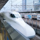 Trenurile Shinkansen de la Nagoya la Tokyo întruchipează precizia și eficiența japoneză, oferind un exemplu perfect de mobilitate modernă și conexiune între marile orașe.