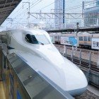 Trenurile Shinkansen de la Nagoya la Tokyo întruchipează precizia și eficiența japoneză, oferind un exemplu perfect de mobilitate modernă și conexiune între marile orașe.