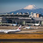 Aeroportul Haneda este unul dintre cele două principale aeroporturi care deservesc zona metropolitană Tokyo. În zilele senine, se poate admira o priveliște spectaculoasă a muntelui Fuji.