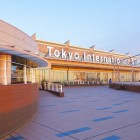 Aeroportul Haneda, situat în Tokyo, este unul dintre principalele aeroporturi internaționale ale Japoniei, cunoscut pentru eficiența sa și priveliștea spectaculoasă a muntelui Fuji în zilele senine.