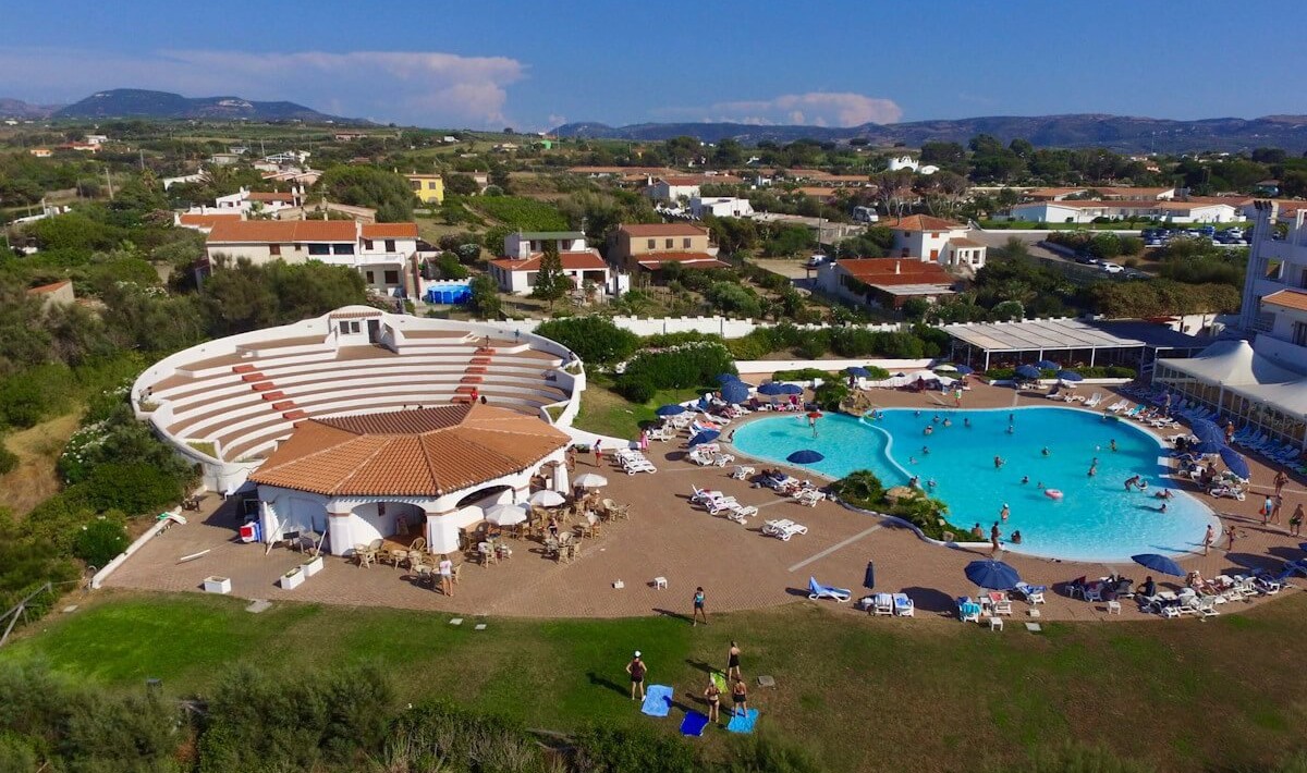 Futura Style Acqua di Mare Resort - Amfiteatru și piscină a complexului văzute din aer