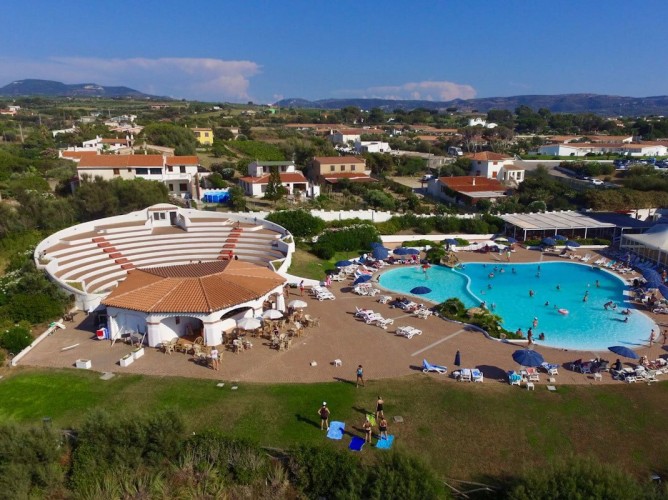 Futura Style Acqua di Mare Resort - Amfiteatru și piscină a complexului văzute din aer