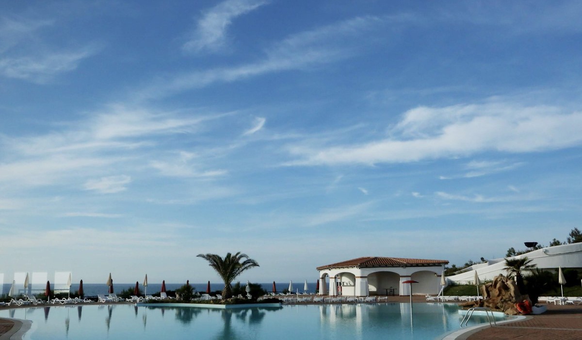 Futura Style Acqua di Mare Resort - Piscină exterioară echipată cu umbrele și șezlonguri