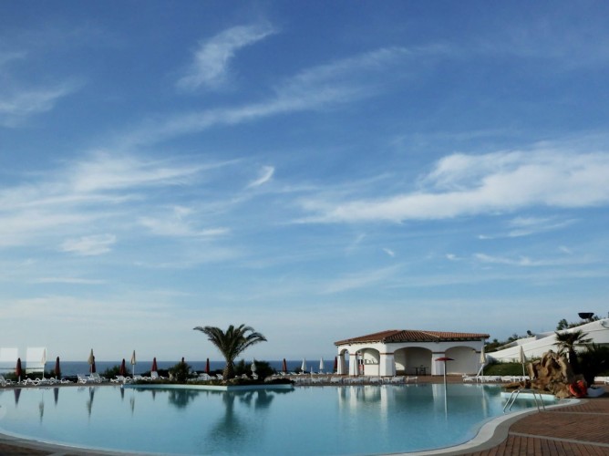 Futura Style Acqua di Mare Resort - Piscină exterioară echipată cu umbrele și șezlonguri