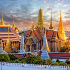 Vedere a Palatului Mare și a templului Wat Phra Kaew la apus, Bangkok, Thailanda