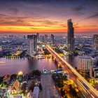 Skyline-ul Bangkokului la apus este unul dintre cele mai fascinante spectacole ale capitalei thailandeze, orașul fiind scăldat în nuanțe aurii și rozalii de-a lungul râului Chao Phraya și printre clădirile moderne.