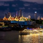 Croazieră pe râul Chao Phraya cu vasul „Wonderful Pearl”, pe fundalul nocturn al Marelui Palat Regal, Templului Buddha de Smarald și Sălii Tronului Chakri Maha Prasat.
