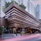 Mercure Bangkok Sukhumvit 11 se află pe animata Soi 11, lângă stația BTS Nana, înconjurat de baruri, restaurante, magazine și atracții populare din Bangkok.