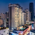 Mercure Bangkok Sukhumvit 11 ☆☆☆☆ (scor 4,6 din 5), situat pe animata Soi 11, aproape de stația BTS Nana, înconjurat de restaurante, baruri, magazine și atracții populare din Bangkok.