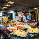Mic dejun tip bufet bogat, cu preparate asiatice și internaționale, fructe proaspete, patiserie, mezeluri, ouă la comandă și cafea excelentă – un start perfect în inima Bangkokului.