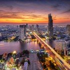 Skyline-ul Bangkokului la apus este unul dintre cele mai fascinante spectacole ale capitalei thailandeze, orașul fiind scăldat în nuanțe aurii și rozalii de-a lungul râului Chao Phraya și printre clădirile moderne.