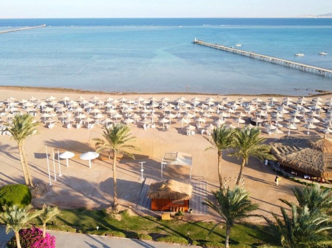 Royal Regency Club - Ultra All Inclusive - Vedere aeriană a plajei Royal Regency Club, caracterizată prin nisip fin și auriu, dotată cu șezlonguri și umbrele pentru confortul maxim al oaspeților.