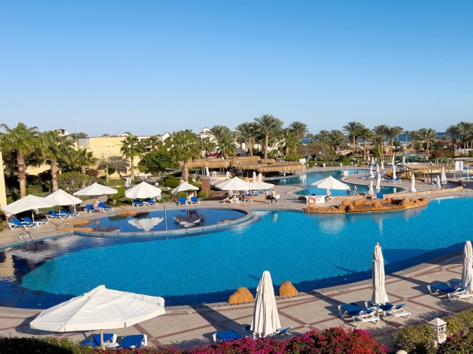 Royal Regency Club - Ultra All Inclusive - Royal Regency Club: vedere spre parcul de piscine cu zone de relaxare pentru adulți și spații sigure și distractive pentru copii.