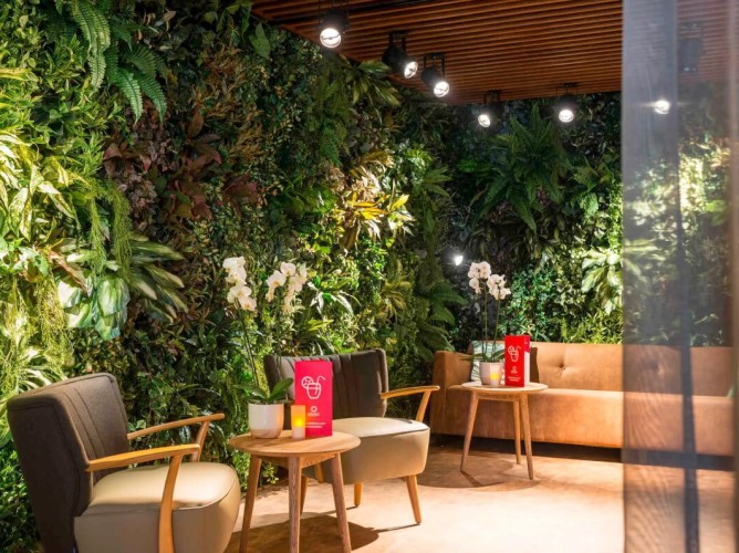 Adagio Amsterdam City South - Folosirea materialelor naturale și valorificarea luminii naturale reduc impactul asupra mediului, creând spații calde și primitoare care îmbunătățesc confortul oaspeților.