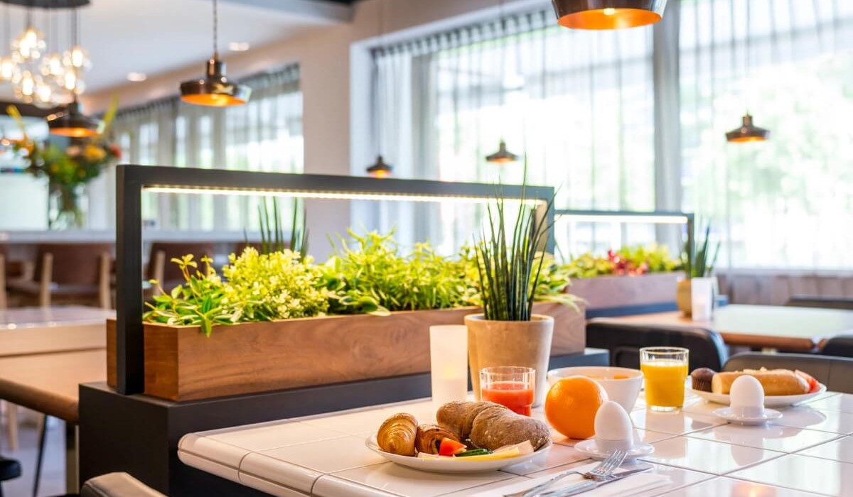 Adagio Amsterdam City South - Micul dejun este bogat și variat, cu opțiuni calde și reci. Include fructe proaspete de sezon, dulciuri, ouă preparate proaspăt, selecție de mezeluri și brânzeturi, plus băuturi calde și reci.