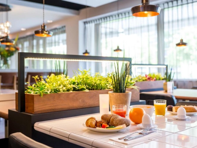 Adagio Amsterdam City South - Micul dejun este bogat și variat, cu opțiuni calde și reci. Include fructe proaspete de sezon, dulciuri, ouă preparate proaspăt, selecție de mezeluri și brânzeturi, plus băuturi calde și reci.