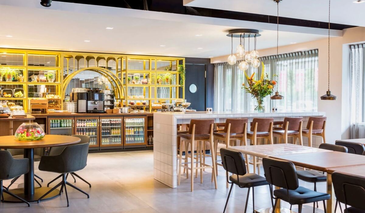 Adagio Amsterdam City South - Sala de mic dejun, cu un design urban inspirat de laboratoarele clasice, creează o atmosferă dinamică și relaxantă. Folosirea materialelor naturale și a luminii naturale minimizează impactul asupra mediului.