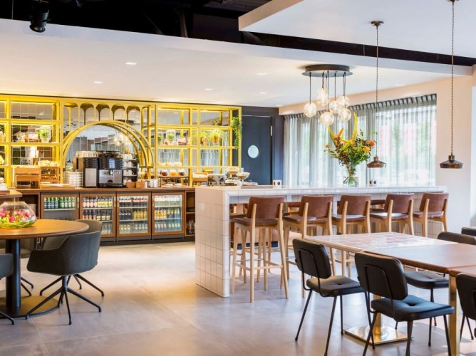 Adagio Amsterdam City South - Sala de mic dejun, cu un design urban inspirat de laboratoarele clasice, creează o atmosferă dinamică și relaxantă. Folosirea materialelor naturale și a luminii naturale minimizează impactul asupra mediului.
