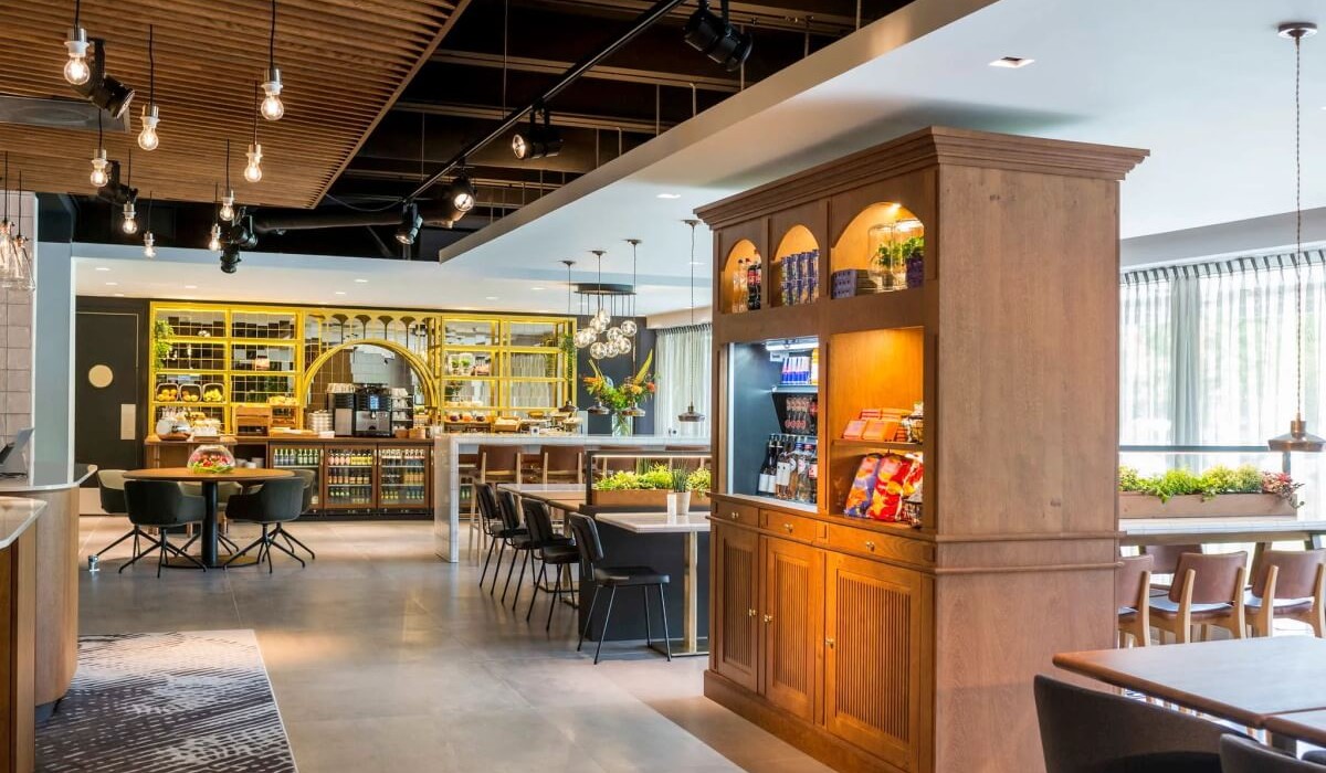 Adagio Amsterdam City South - Sala de mic dejun modernă este funcțională și oferă un bufet generos cu fructe proaspete, prăjituri, ouă, mezeluri, brânzeturi și băuturi. Opțiuni fără lactoză disponibile la cerere.