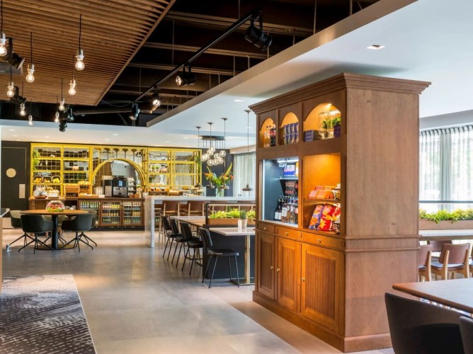 Adagio Amsterdam City South - Sala de mic dejun modernă este funcțională și oferă un bufet generos cu fructe proaspete, prăjituri, ouă, mezeluri, brânzeturi și băuturi. Opțiuni fără lactoză disponibile la cerere.