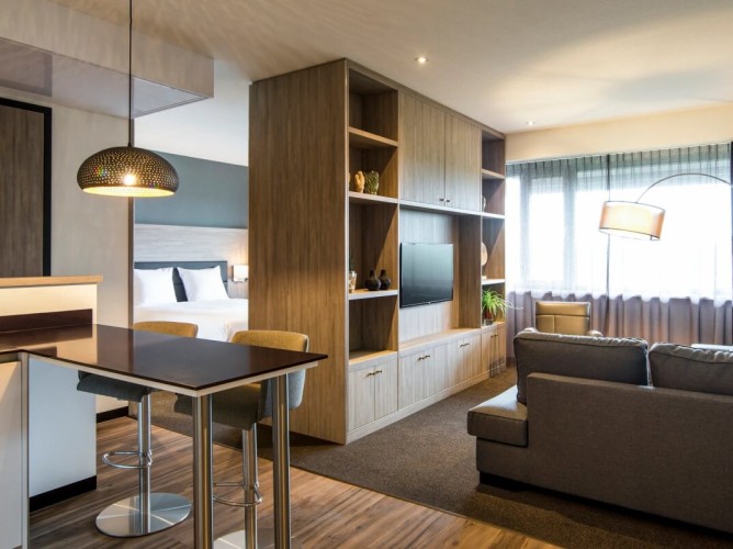 Adagio Amsterdam City South - Junior Apartment este ideal pentru cei care caută confort suplimentar în Amsterdam, cu bucătărie complet utilată și un bar elegant pentru relaxare și mese după explorare.