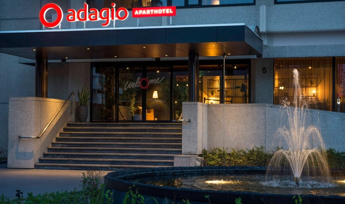 Adagio Amsterdam City South - Intrarea la Aparthotel Adagio Amsterdam City South este modernă și funcțională, primind oaspeții cu interioare spațioase, luminoase și mobilate cu gust, în perfectă armonie cu stilul contemporan al clădirii.