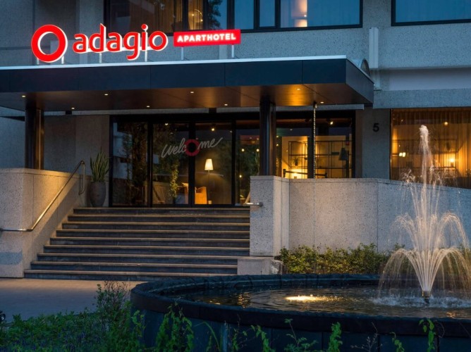 Adagio Amsterdam City South - Intrarea la Aparthotel Adagio Amsterdam City South este modernă și funcțională, primind oaspeții cu interioare spațioase, luminoase și mobilate cu gust, în perfectă armonie cu stilul contemporan al clădirii.