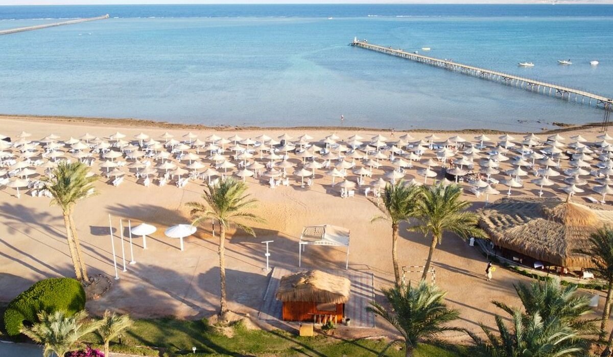 Royal Regency Club - Ultra All Inclusive - Vedere aeriană a plajei Royal Regency Club, caracterizată prin nisip fin și auriu, dotată cu șezlonguri și umbrele pentru confortul maxim al oaspeților.