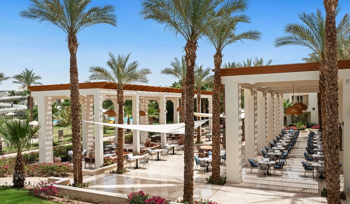 Swissôtel Sharm El Sheikh All Inclusive Collection - Explorează o varietate eclectică de preparate internaționale la Food Court Aqua. De la salate proaspete și gustări sărate până la deserturi delicioase, atmosfera vibrantă este perfectă pentru o masă rapidă, dar satisfăcătoare.