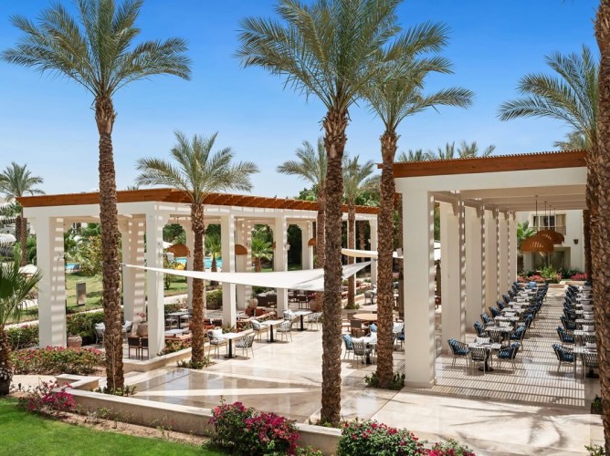 Swissôtel Sharm El Sheikh All Inclusive Collection - Explorează o varietate eclectică de preparate internaționale la Food Court Aqua. De la salate proaspete și gustări sărate până la deserturi delicioase, atmosfera vibrantă este perfectă pentru o masă rapidă, dar satisfăcătoare.