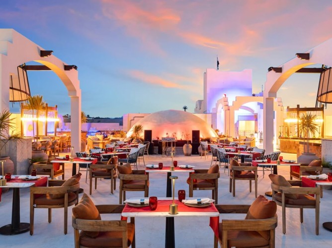 Swissôtel Sharm El Sheikh All Inclusive Collection - Sky Lounge & Bar este un loc exclusiv pentru adulți, cu priveliști panoramice spectaculoase, unde poți savura bucătărie asiatică rafinată și sushi într-o atmosferă elegantă și relaxantă.