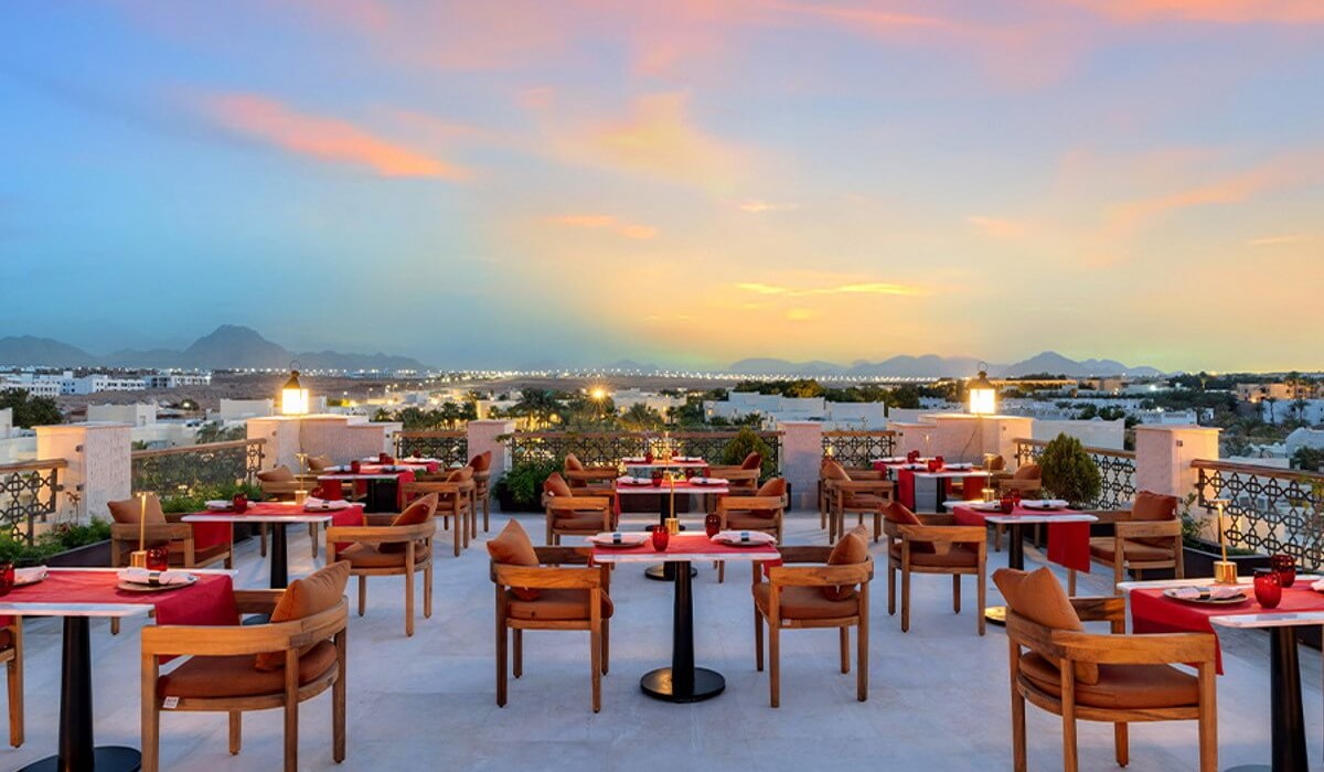 Swissôtel Sharm El Sheikh All Inclusive Collection - Seara, savureaza bauturi la Sky Lounge Bar cu DJ live, atmosfera eleganta si vedere spectaculoasa—ideal pentru cocktailuri sau vin intr-un cadru rafinat si relaxant.