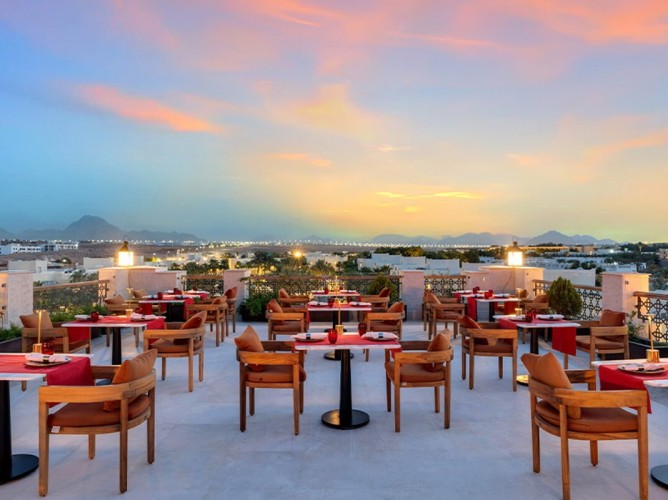 Swissôtel Sharm El Sheikh All Inclusive Collection - Seara, savureaza bauturi la Sky Lounge Bar cu DJ live, atmosfera eleganta si vedere spectaculoasa—ideal pentru cocktailuri sau vin intr-un cadru rafinat si relaxant.