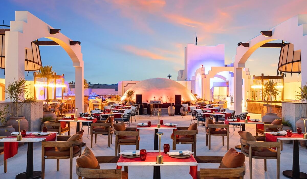 Swissôtel Sharm El Sheikh All Inclusive Collection - Sky Lounge & Bar este un loc exclusiv pentru adulți, cu priveliști panoramice spectaculoase, unde poți savura bucătărie asiatică rafinată și sushi într-o atmosferă elegantă și relaxantă.