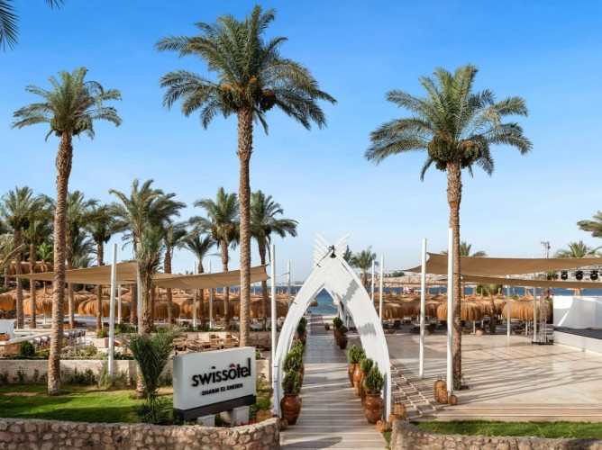 Swissôtel Sharm El Sheikh All Inclusive Collection - Acces direct la plajă: locația strategică a resortului permite explorarea ușoară a minunilor subacvatice din Marea Roșie, făcând plaja un punct ideal pentru aventuri acvatice de neuitat.
