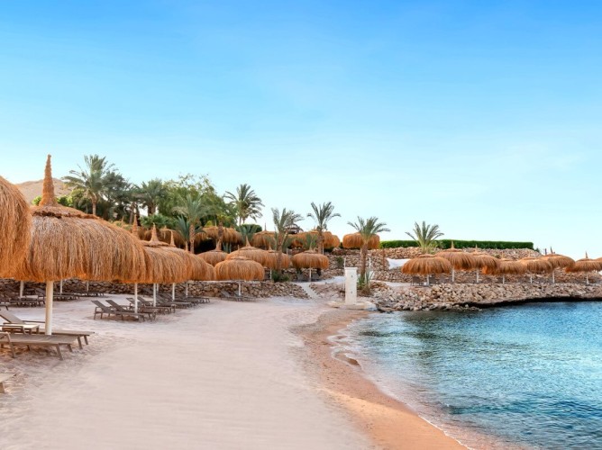 Swissôtel Sharm El Sheikh All Inclusive Collection - Plaja privată a Swissôtel Sharm El Sheikh All-Inclusive Collection se întinde pe 100 de metri de nisip auriu, la doar 350 de metri de zona Aqua a resortului. Este perfectă pentru înotători și pasionații de snorkeling.