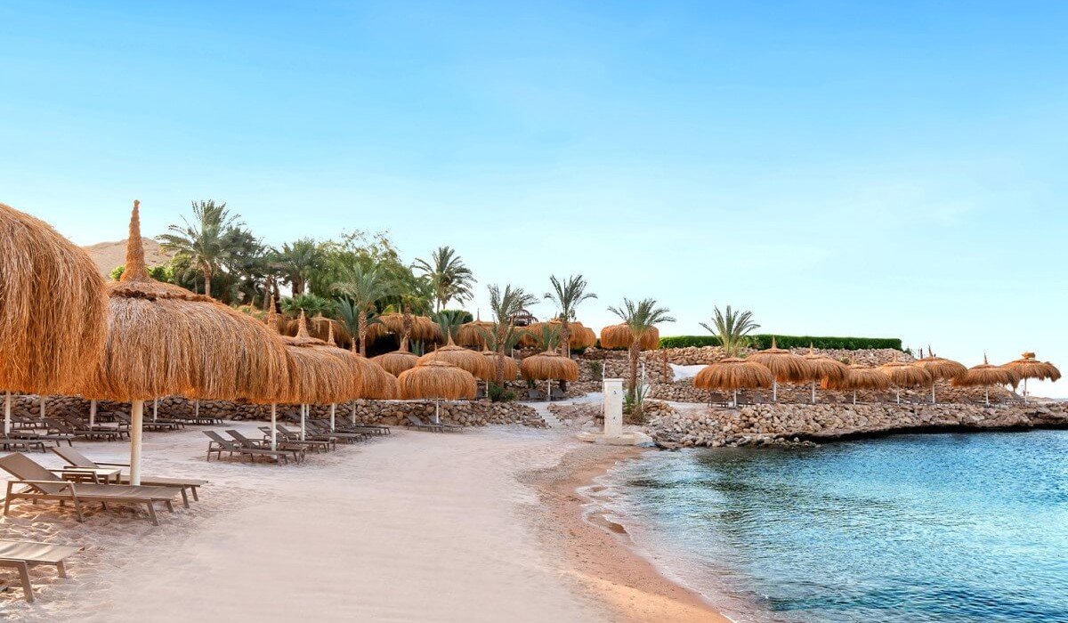 Swissôtel Sharm El Sheikh All Inclusive Collection - Plaja privată a Swissôtel Sharm El Sheikh All-Inclusive Collection se întinde pe 100 de metri de nisip auriu, la doar 350 de metri de zona Aqua a resortului. Este perfectă pentru înotători și pasionații de snorkeling.