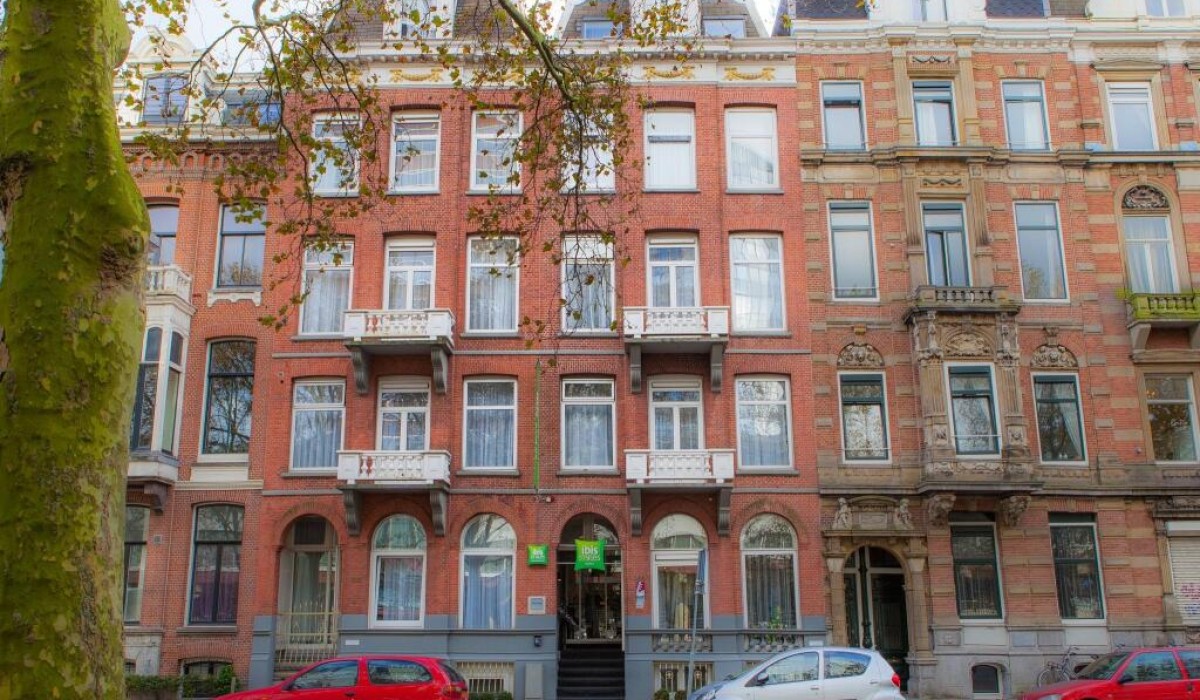 ibis Styles Amsterdam City - Sala de mic dejun de la ibis Styles Amsterdam City este luminoasă și primitoare, cu mobilier modern și ferestre mari cu vedere spre oraș. Oferă un bufet variat internațional.