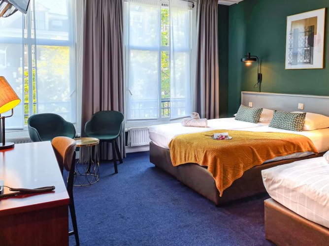 Hotel Alexander - Camerele triple ale Hotelului Alexander sunt spațioase și funcționale, cu trei paturi confortabile, baie privată, Wi-Fi gratuit – ideale pentru familii sau grupuri mici.